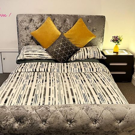 2 Bedrooms Entire Apartment Self Check In Kelty Екстериор снимка