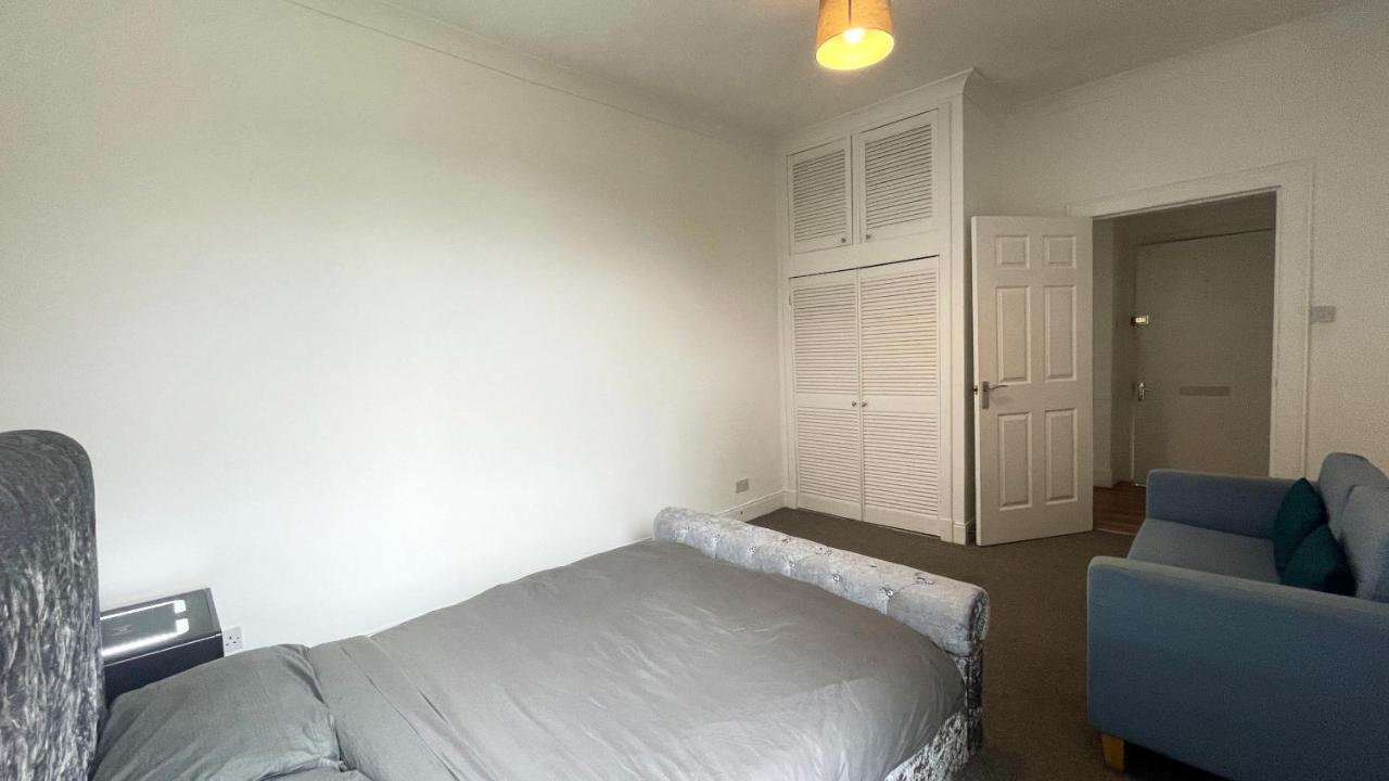 2 Bedrooms Entire Apartment Self Check In Kelty Екстериор снимка