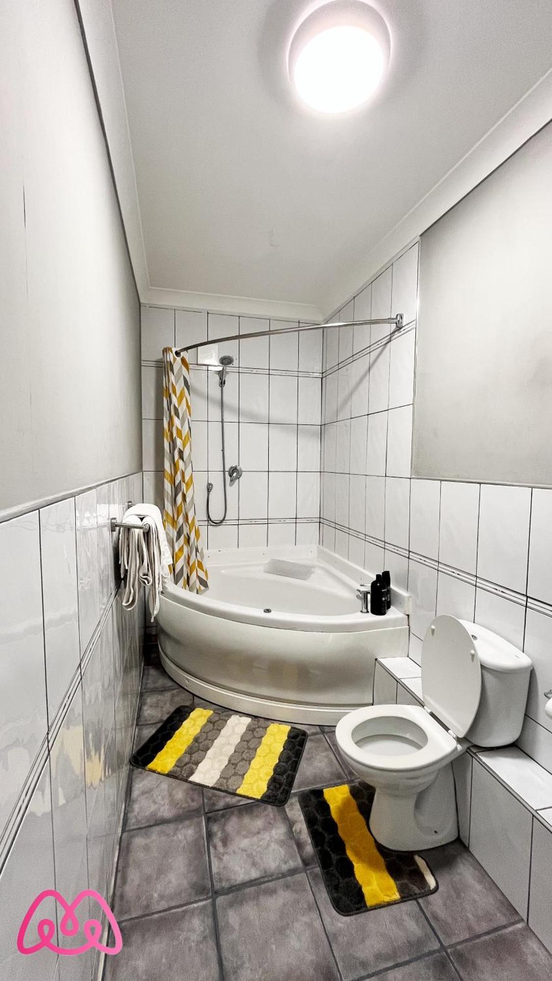 2 Bedrooms Entire Apartment Self Check In Kelty Екстериор снимка