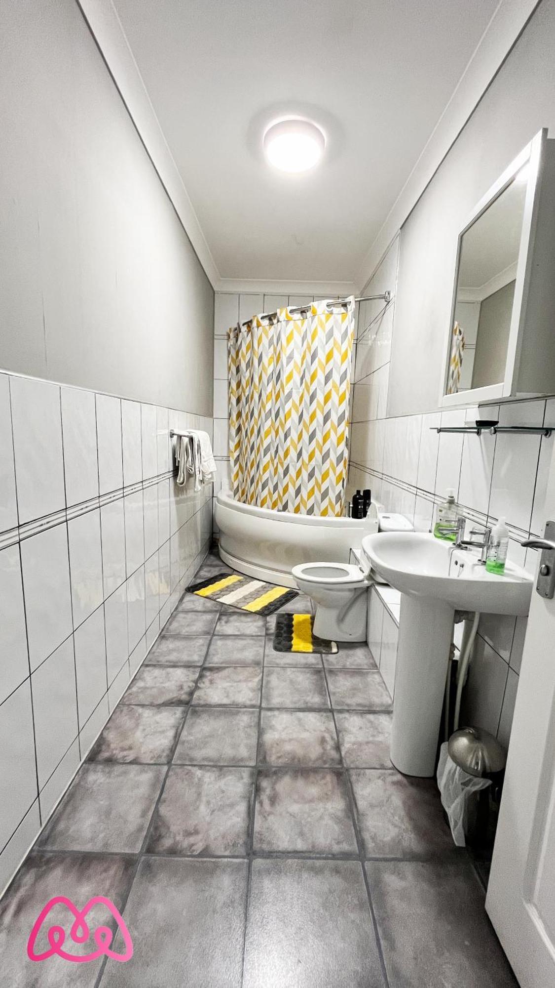 2 Bedrooms Entire Apartment Self Check In Kelty Екстериор снимка
