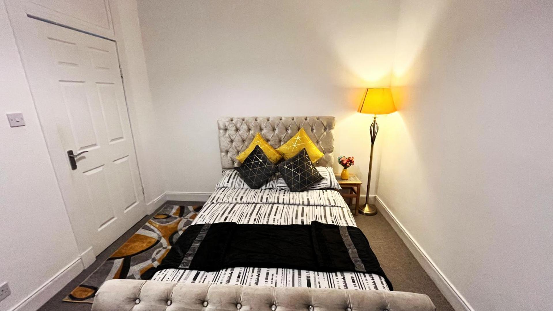 2 Bedrooms Entire Apartment Self Check In Kelty Екстериор снимка